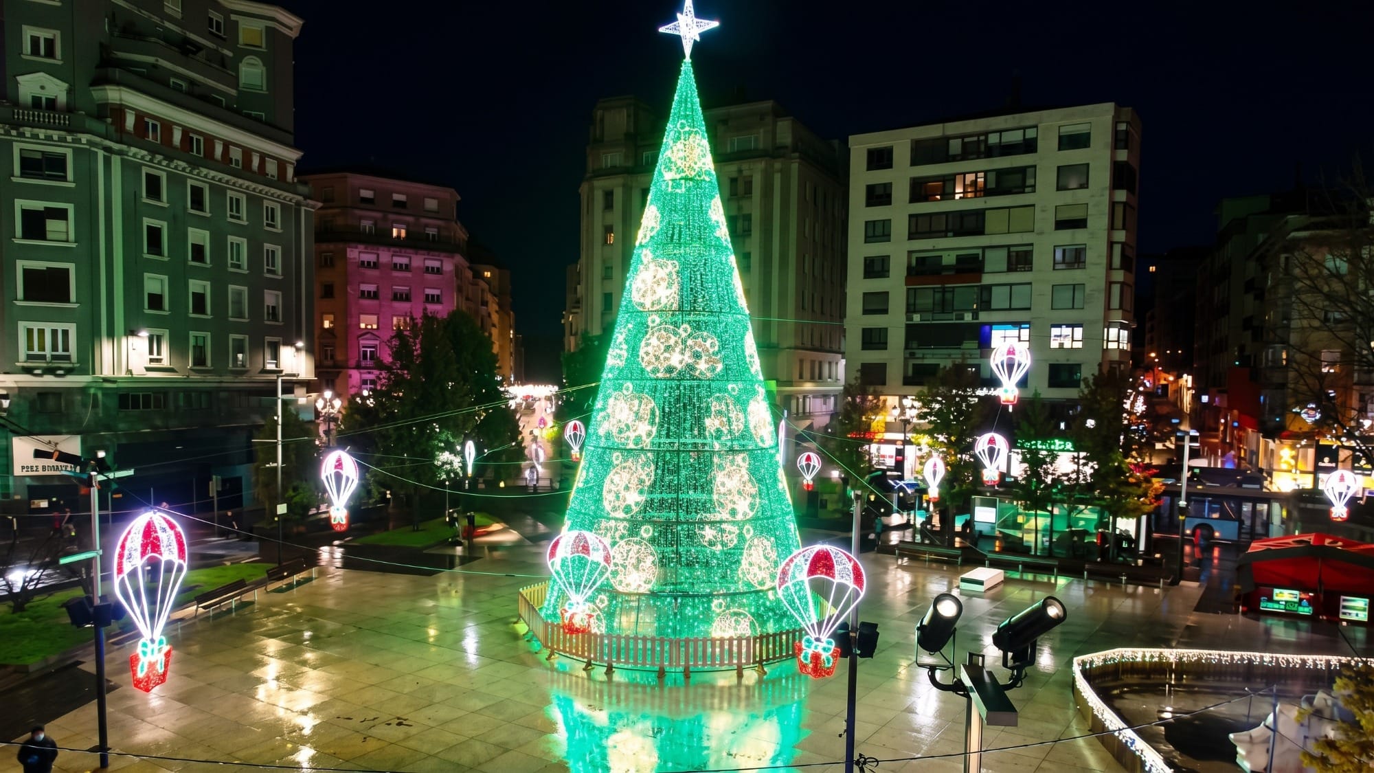 Alumbrado navideño en una calle del centro de Santander al anochecer