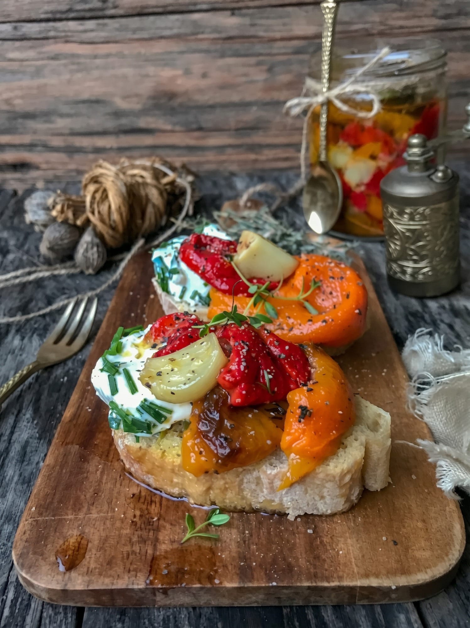 Pimientos asados con aceite de oliva sobre una mesa de cocina rústica