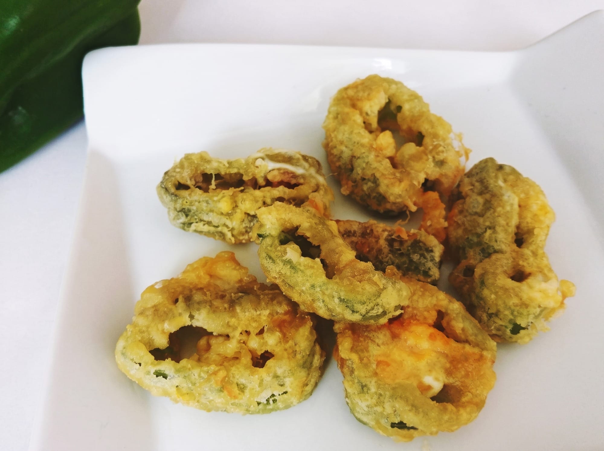 Plato de rabas de tierra (tiras de pimiento rebozadas y fritas) en primer plano