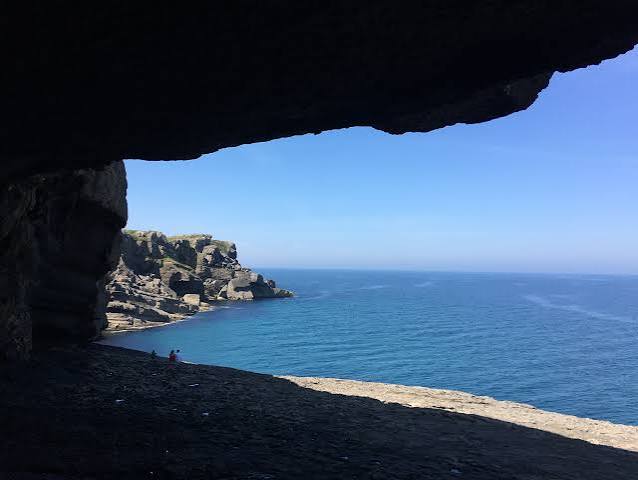 La Ojerada au Cabo de Ajo : formation rocheuse creusée par la mer, vue depuis le sentier d'accès.