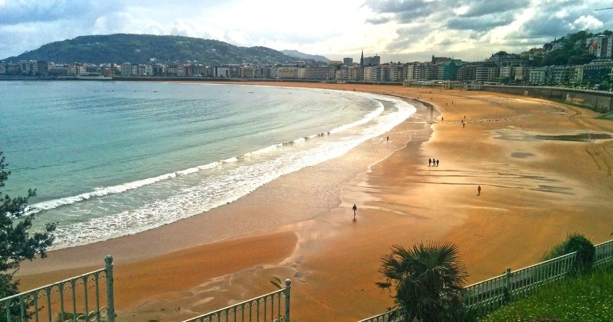 Paseo marítimo de El Sardinero en Santander con el edificio del Casino al fondo y gente paseando al atardecer