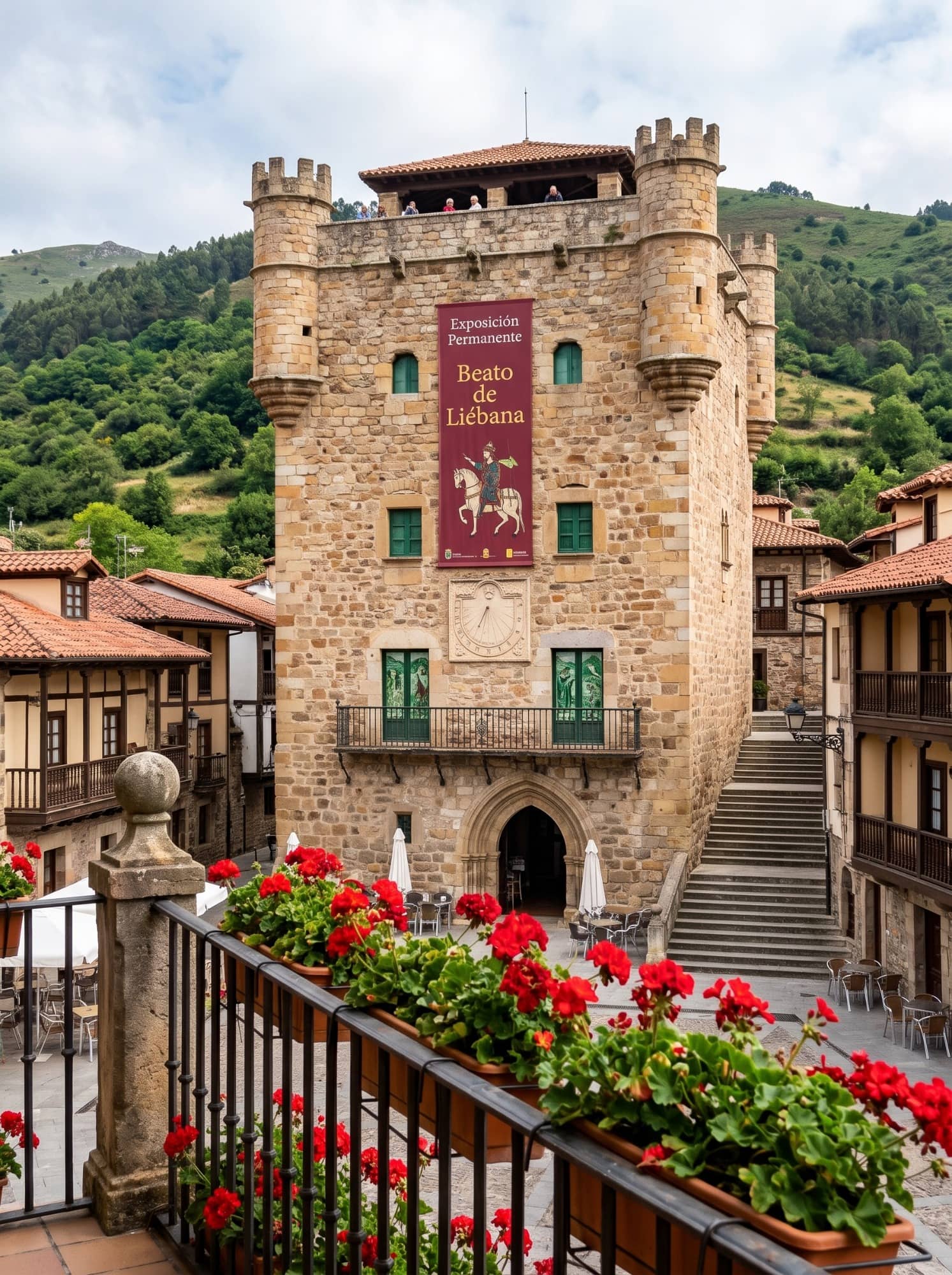 Torre del Infantado y casco histórico de Potes junto al río Deva