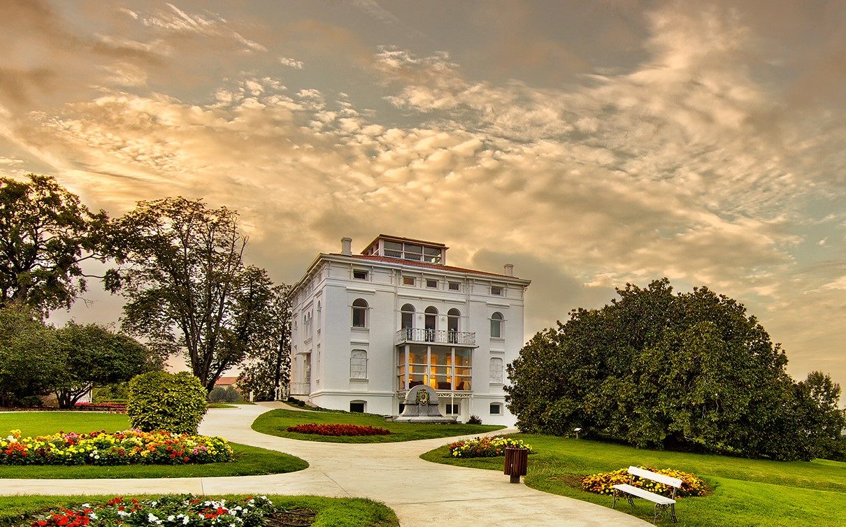 Fachada blanca de estilo colonial de la Casa Blanca del Marqués de Valdecilla en Solares