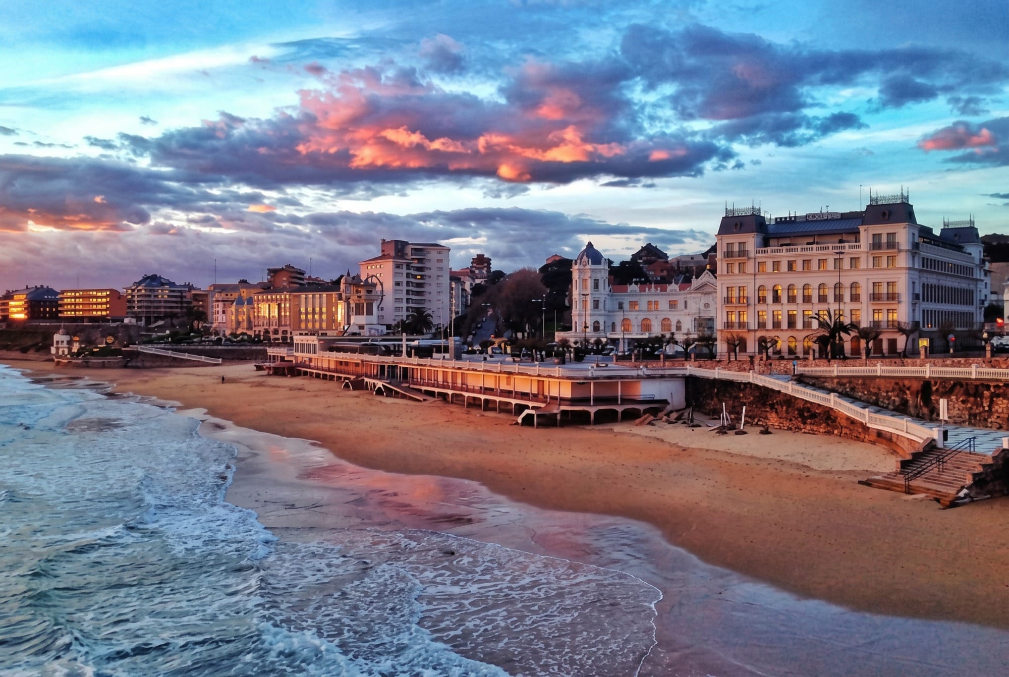 Playa del Sardinero al atardecer con los Jardines de Piquío y el Gran Casino al fondo