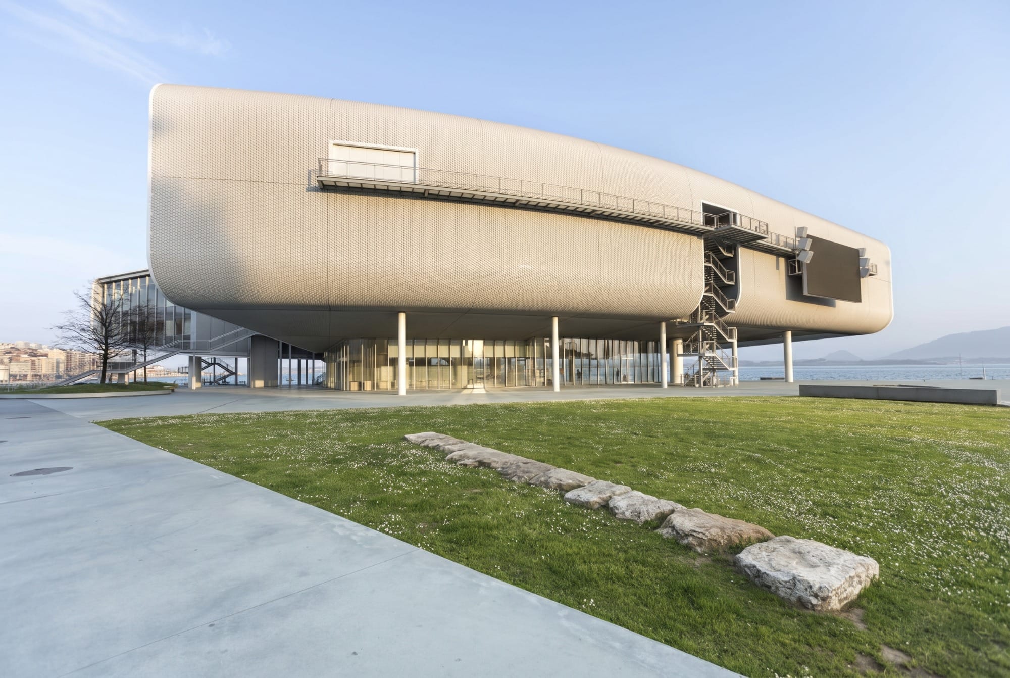 Fachada cerámica del Centro Botín sobre la bahía de Santander con luz de mediodía