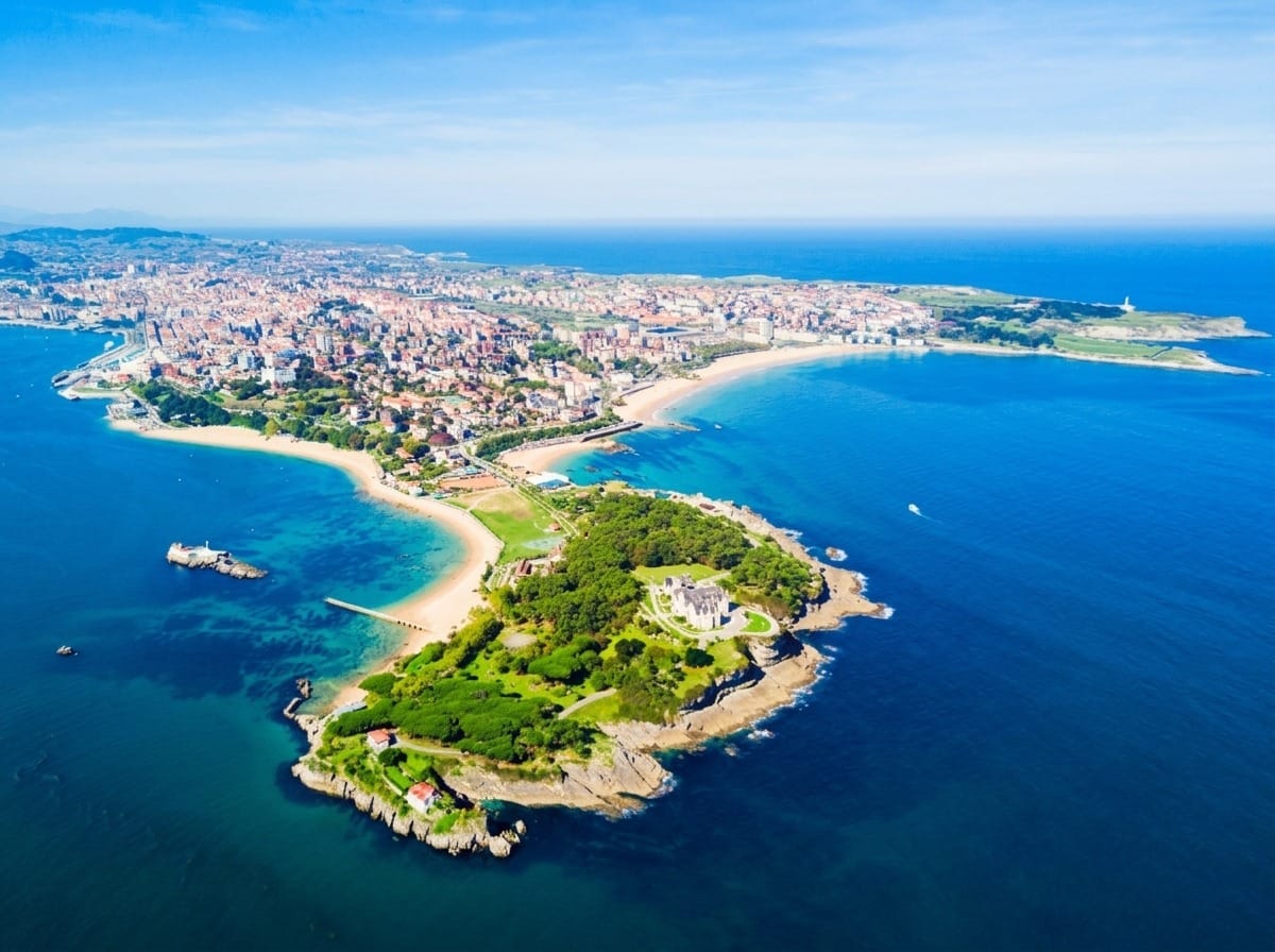 Vista general de la bahía de Santander desde el Paseo Marítimo, con el puerto y la ciudad al fondo