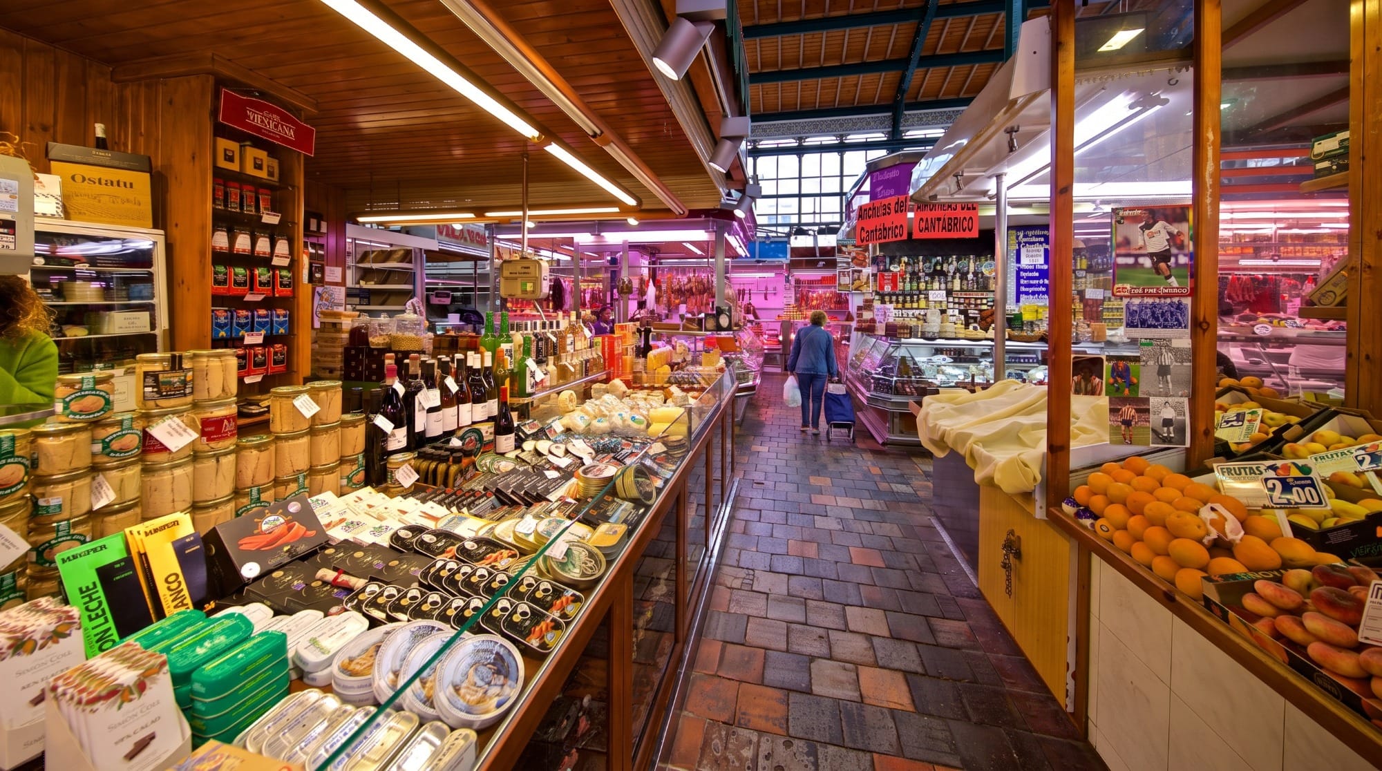 Interior del Mercado de la Esperanza de Santander con puestos de pescado y verdura por la mañana