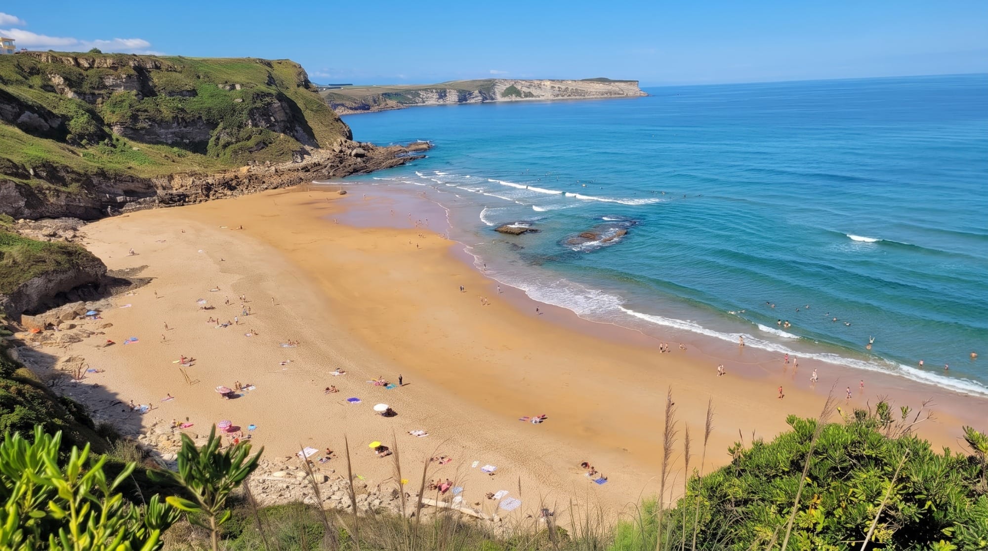 Vista general de la playa de Los Locos en Suances con oleaje del noroeste, luz de mañana