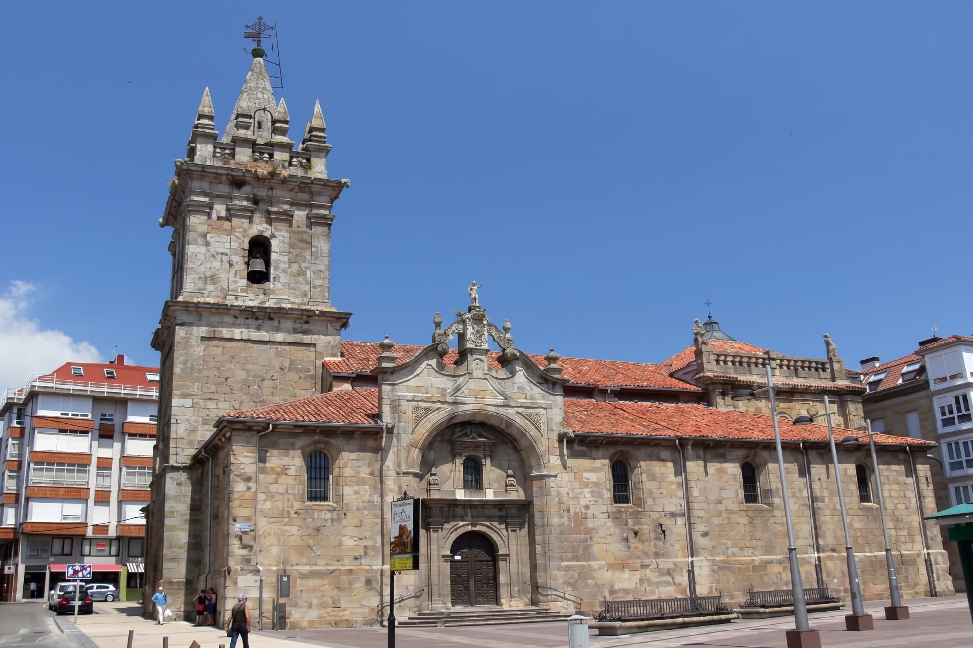 Kirche San Sebastián und Quaderfassaden am Rathausplatz von Reinosa
