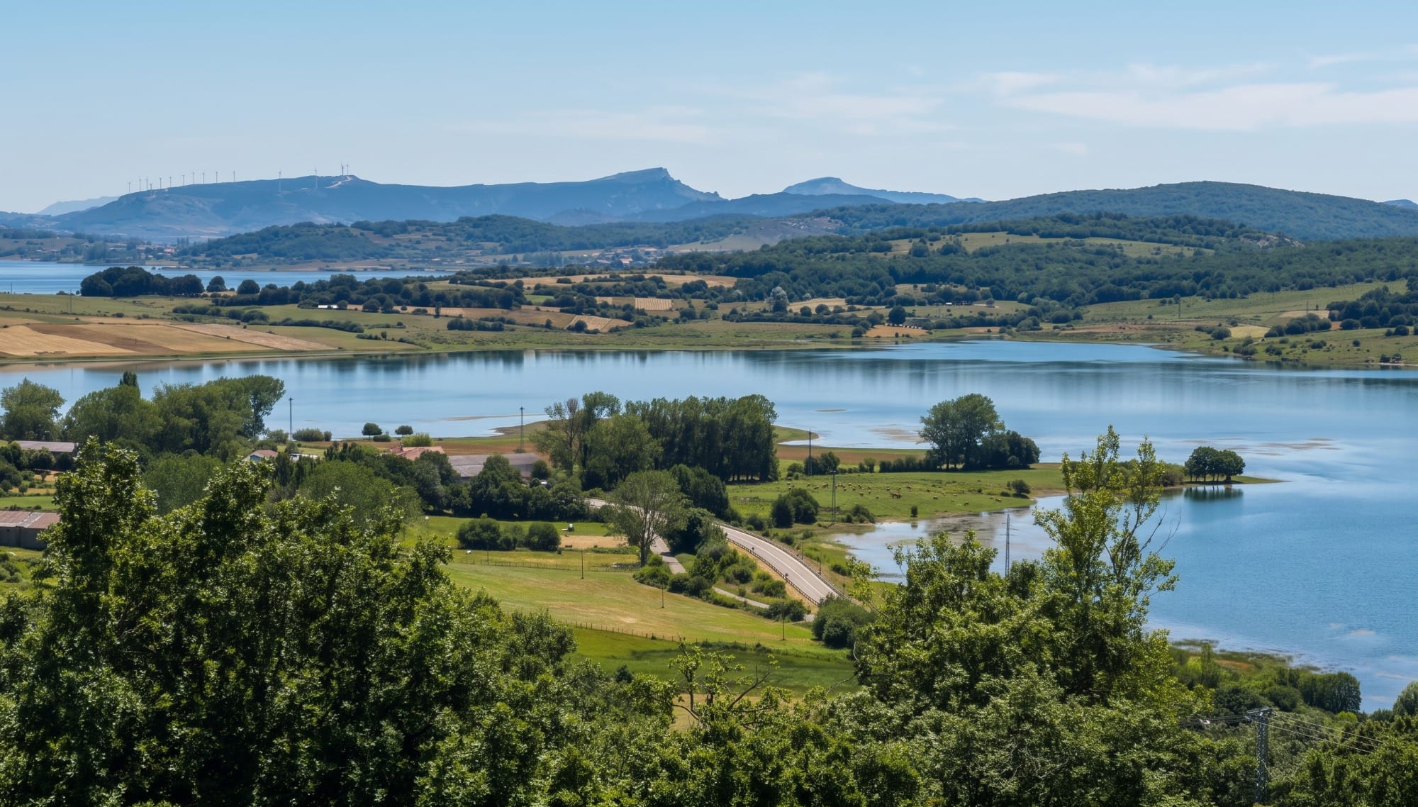 Der Ebro-Stausee im Herbst, Ufer und Berge spiegeln sich im Wasser