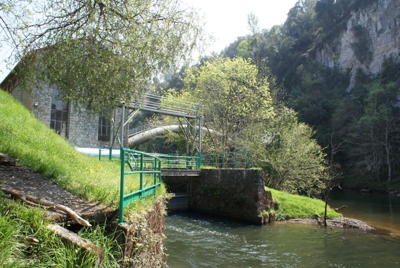 Centrale hydroélectrique de Trascudia et petite cascade où le Supino rejoint le Nansa