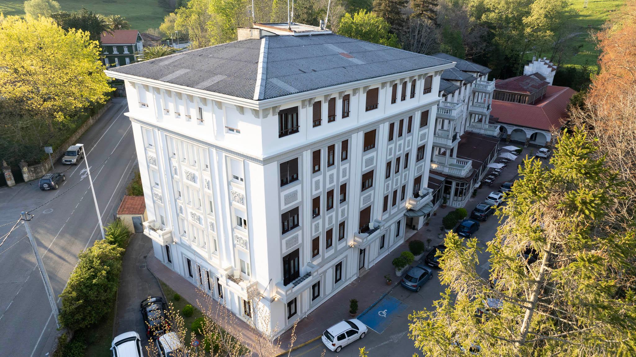 Façade du Gran Hotel Balneario de Liérganes entourée de son parc centenaire