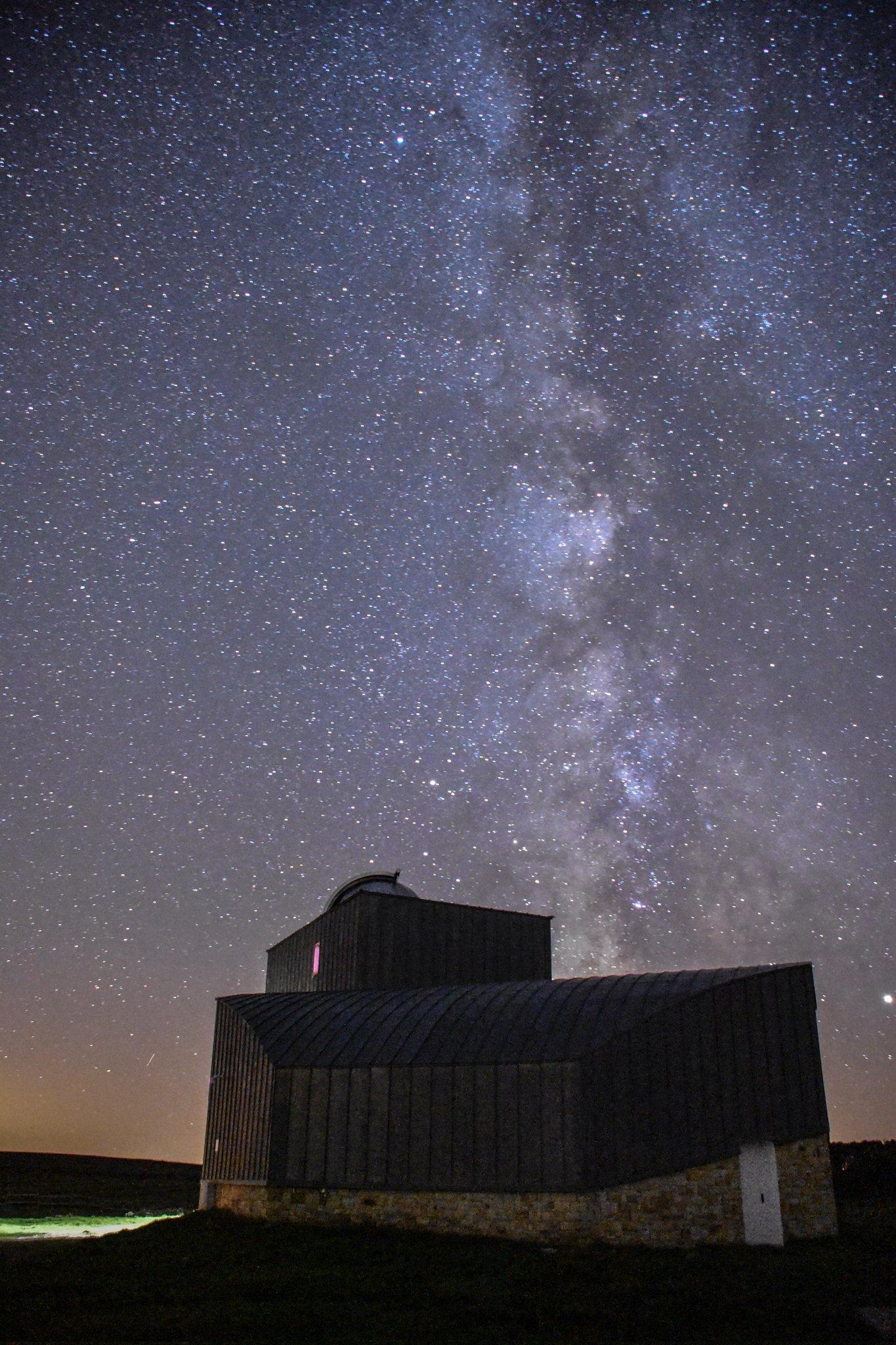 Sternenhimmel mit sichtbarer Milchstraße über der ländlichen Landschaft von Valderredible bei Nacht