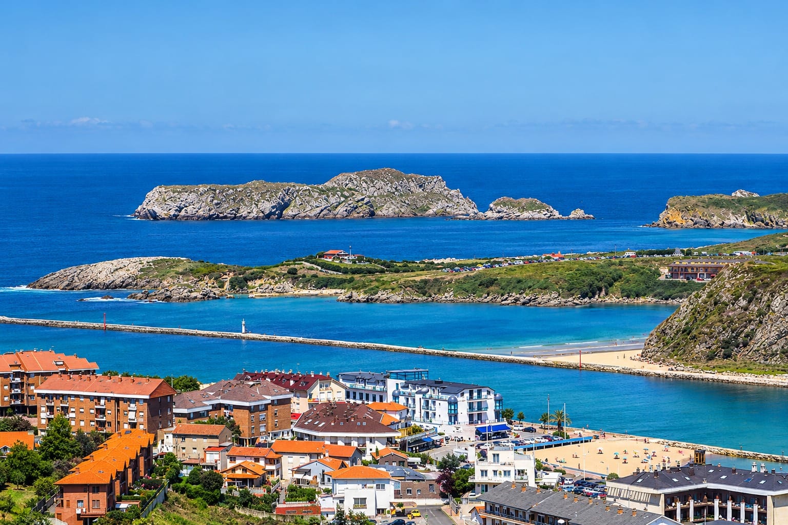 Vista de la costa de Suances, Cantabria, con el mar y los acantilados