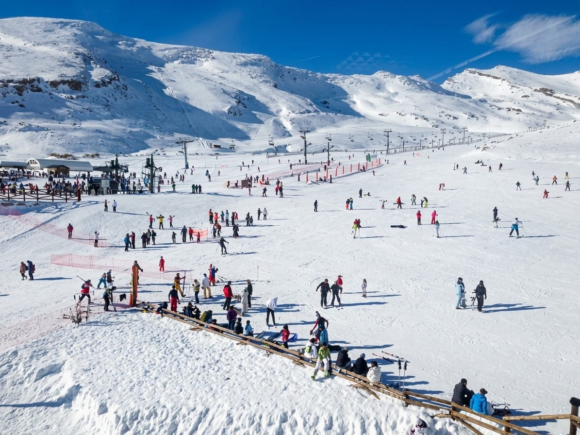 Pistas nevadas de Alto Campoo con esquiadores