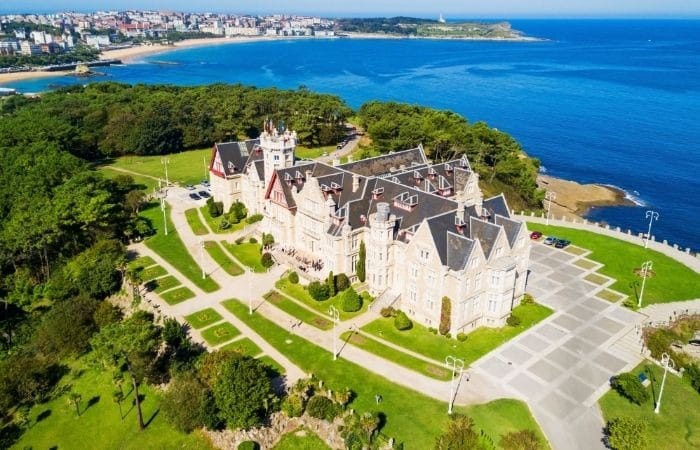 Magdalena Palace in Santander, façade and surroundings