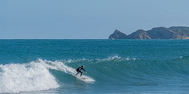 Ola rompiendo en la playa de Laredo, ambiente surfero.