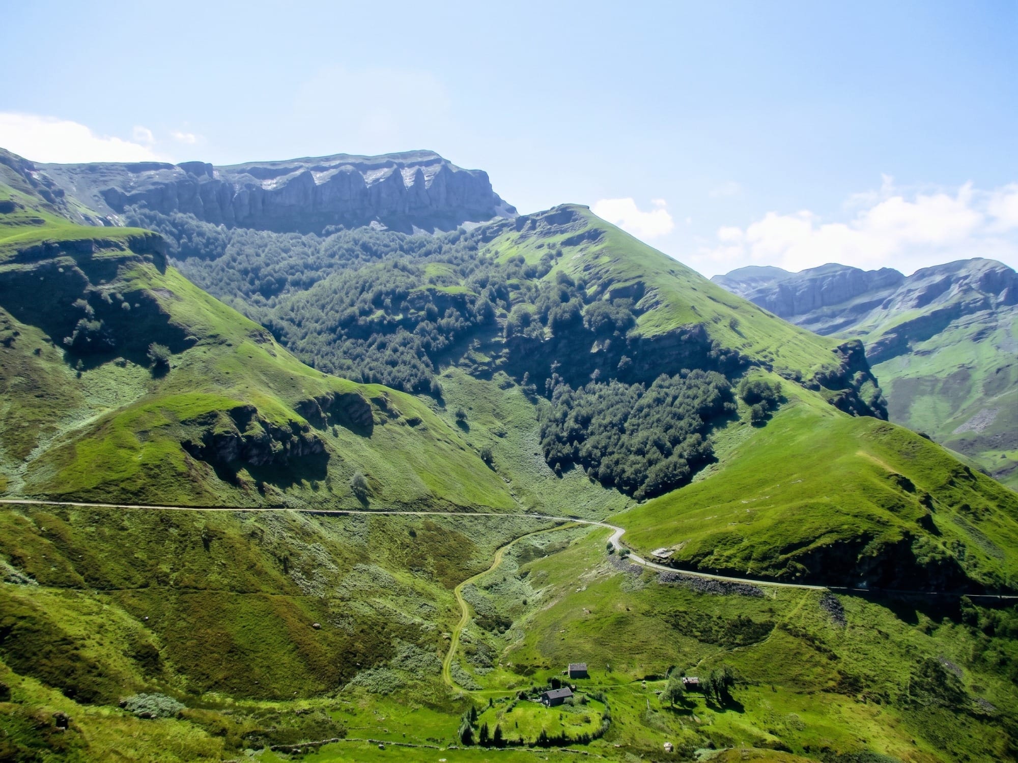 Vista general de montañas y prados de Cantabria en otoño